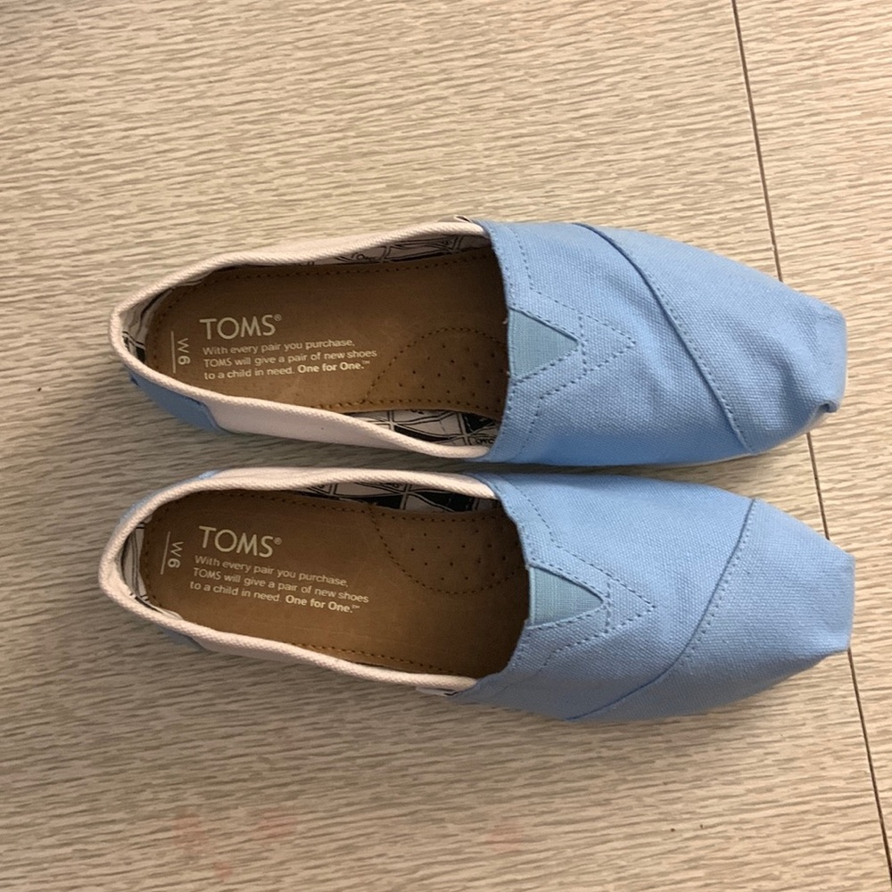 TOMS New sz 6